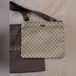 🛵🤎Authentic Gucci Leather Shoulder Bag, Condition: 9.5/10